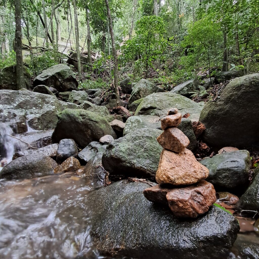 Autenticidade no trabalho: Totem de Pedras construído em uma cachoeira.